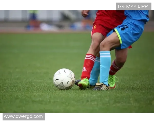 卡通足球明星们欢聚一堂同场竞技，畅谈足球梦想与未来挑战